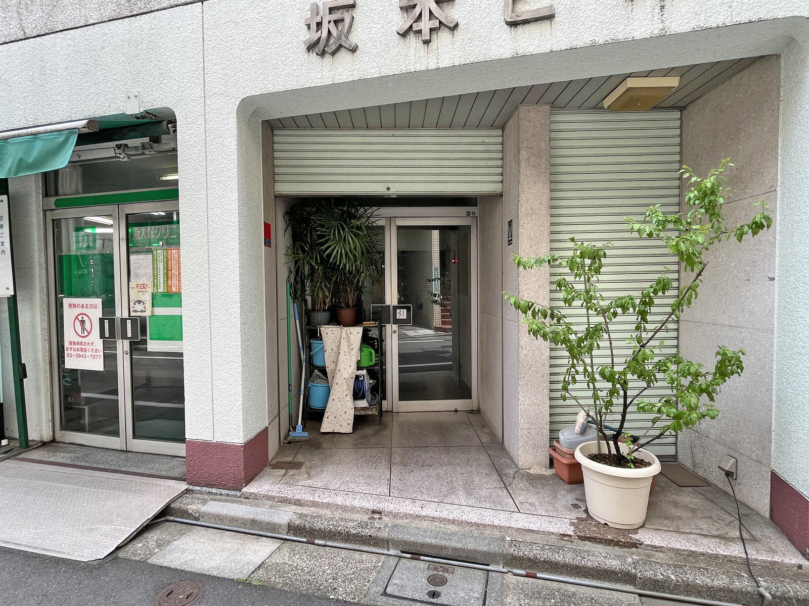 オフィスビル出入口