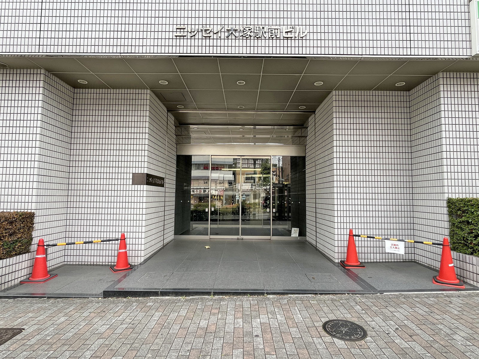 オフィスビル出入口
