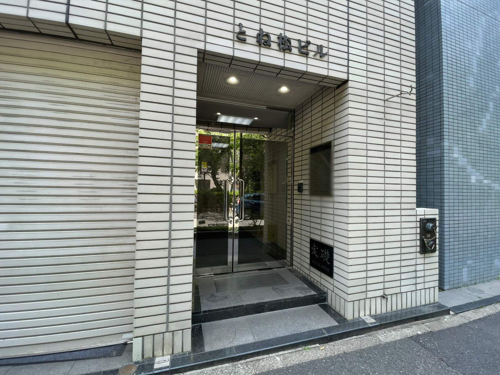 オフィスビル出入口
