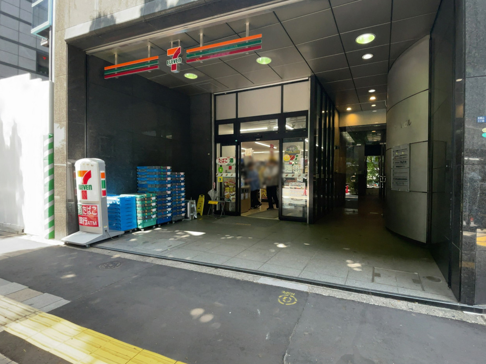 1階のセブン-イレブン 北青山青山通り店