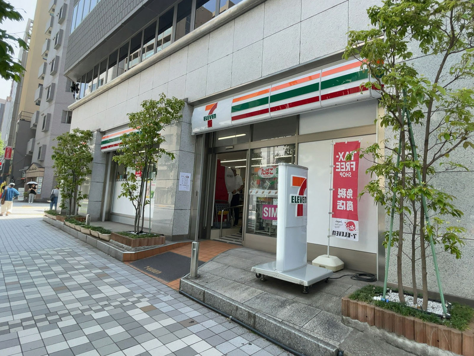 1階のセブン-イレブン 人形町駅西店