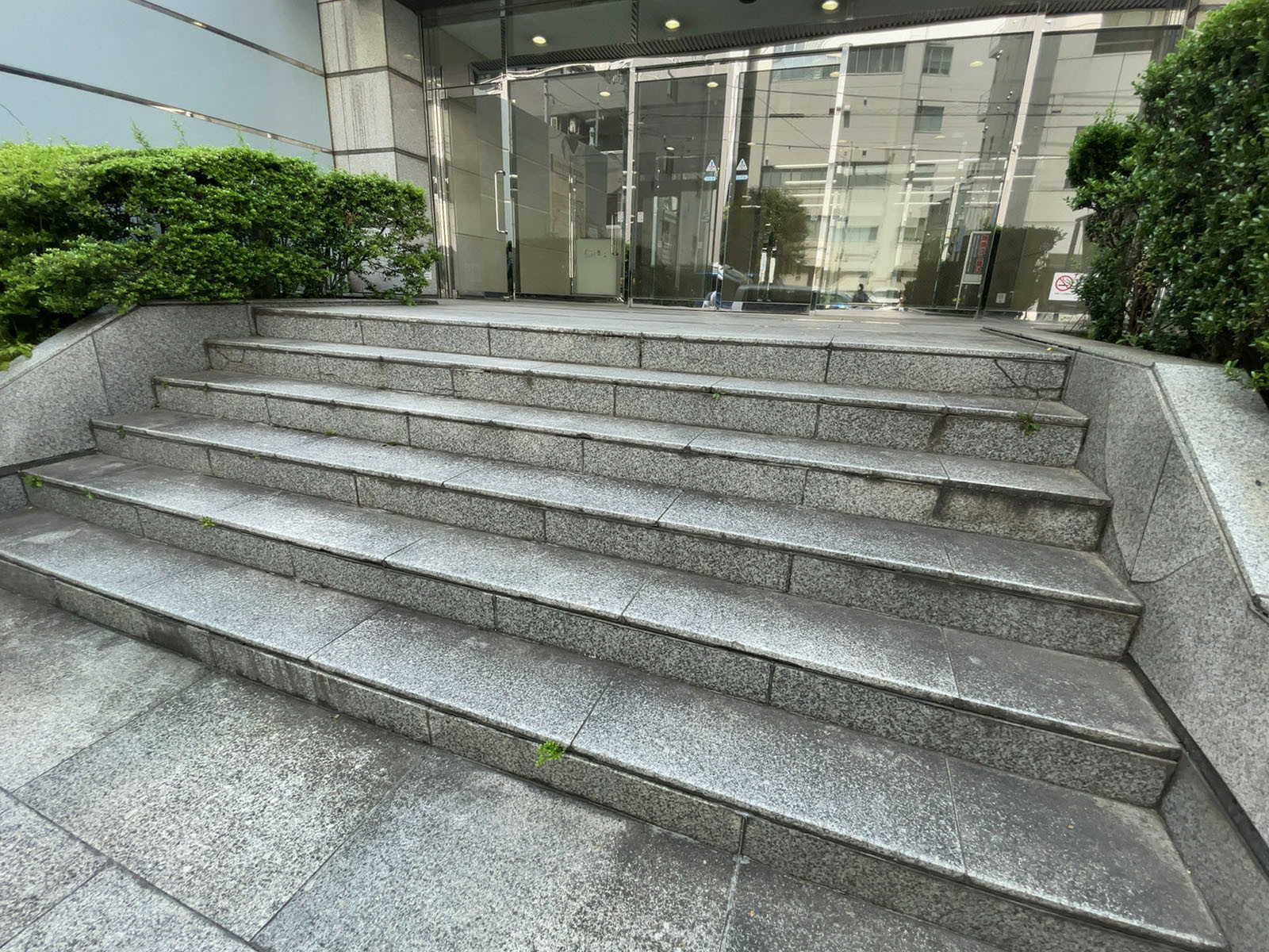 出入り口前の階段