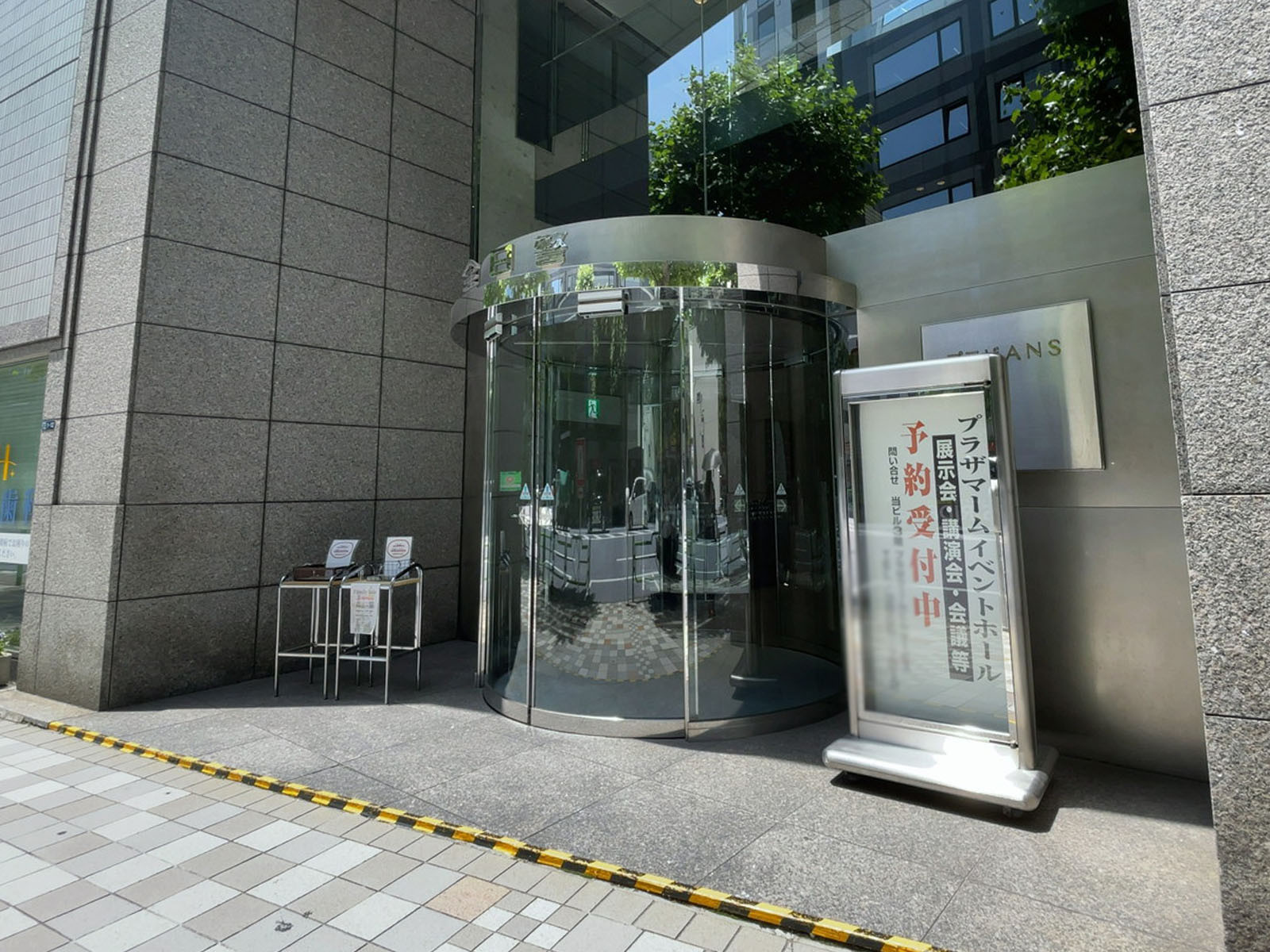 オフィスビル出入口