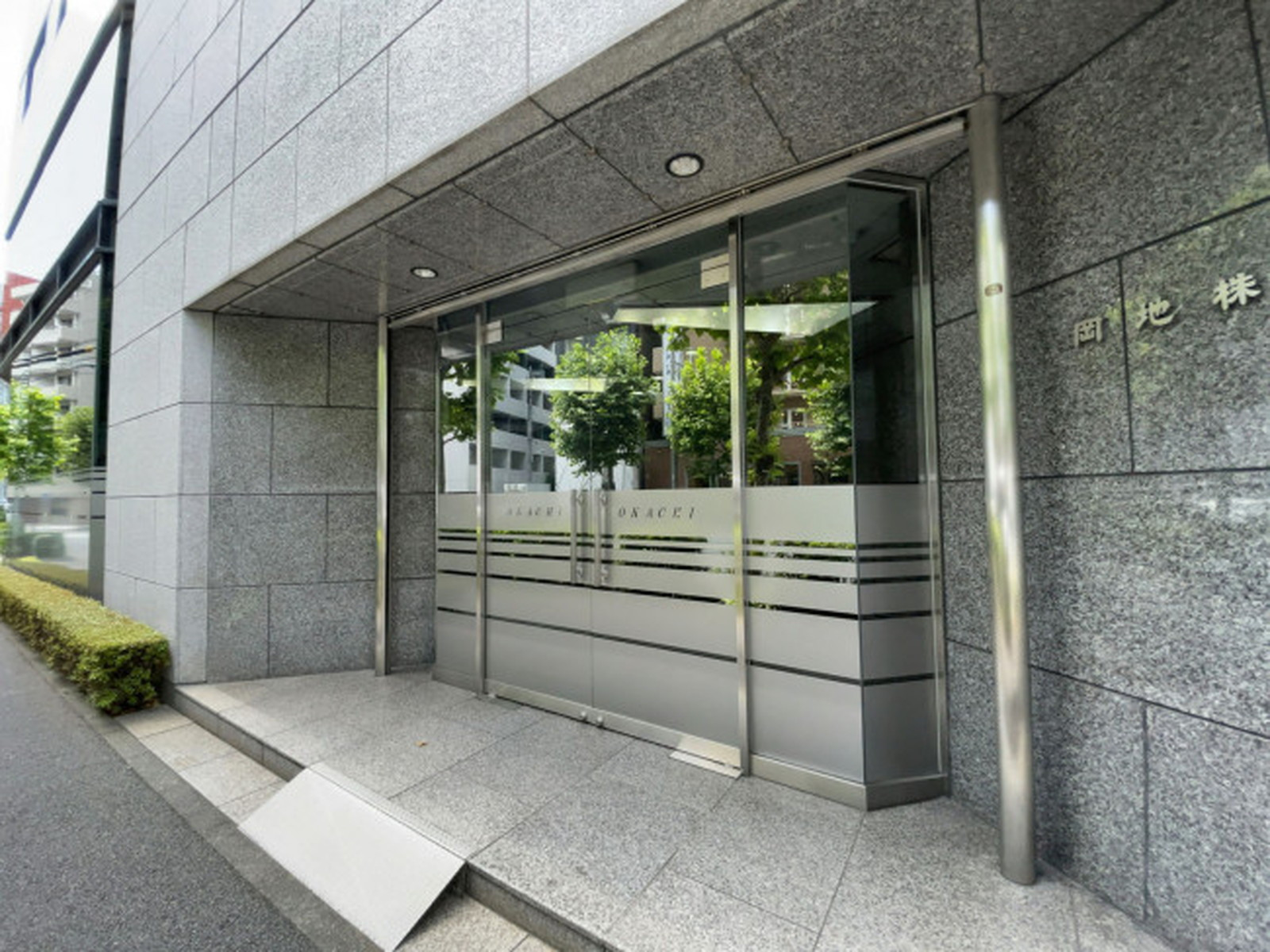 オフィスビル出入口