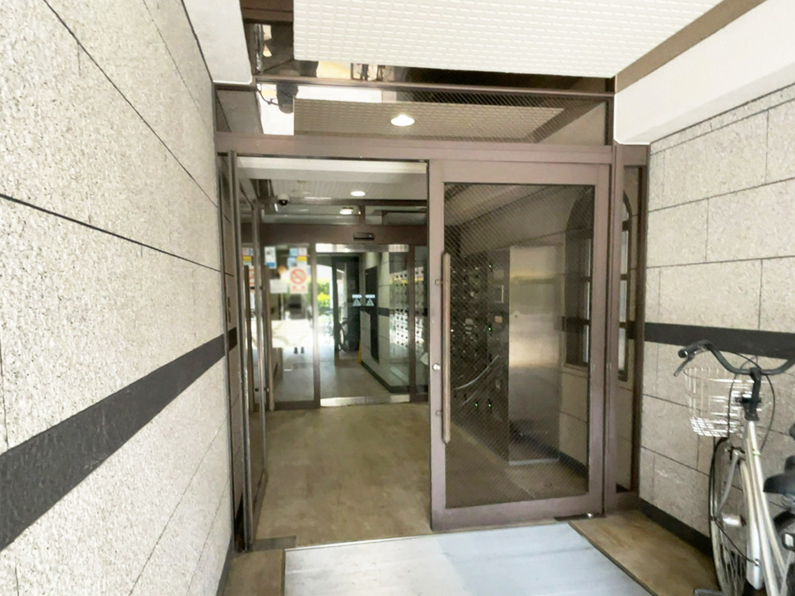 オフィスビル出入口
