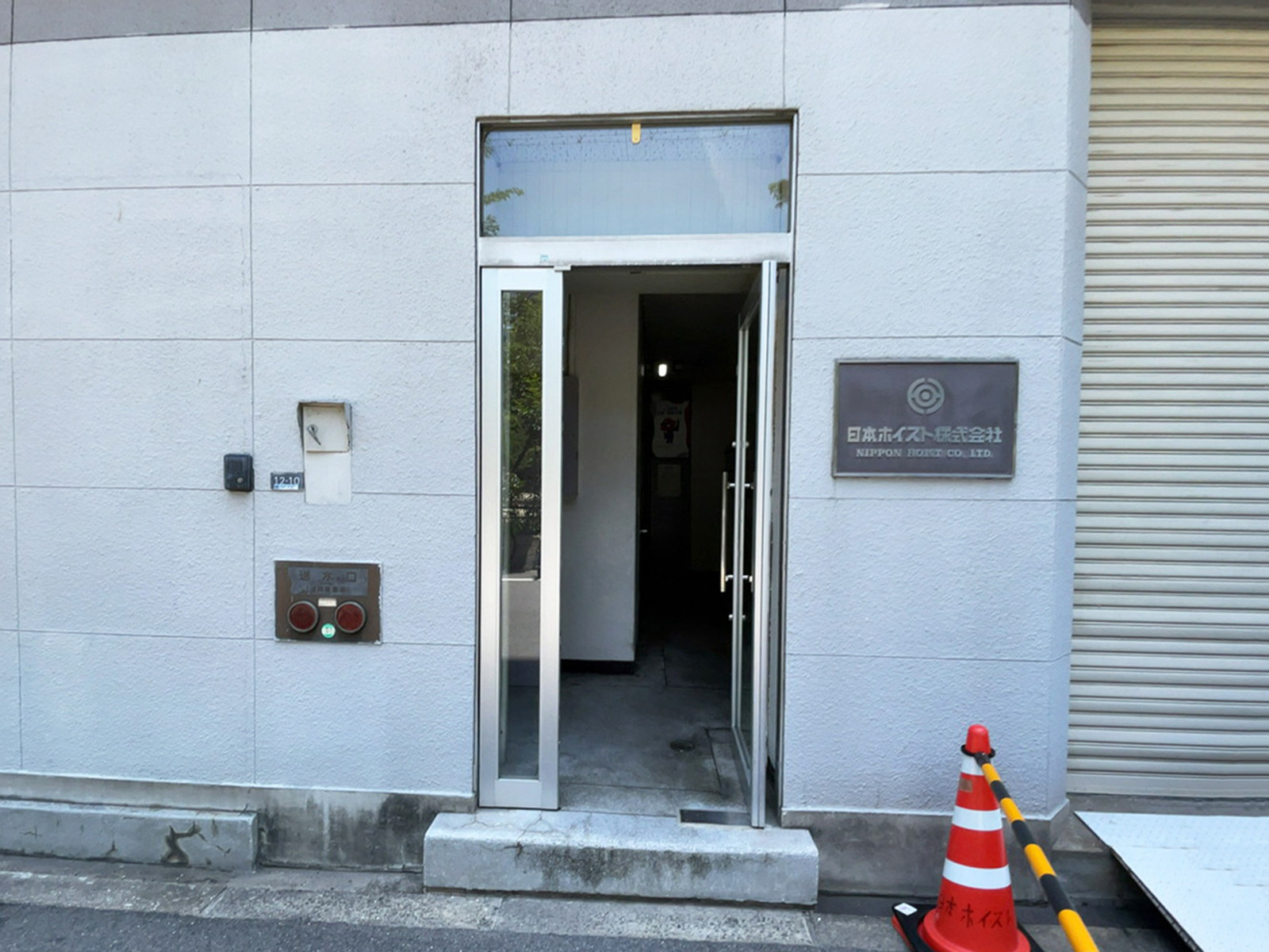 オフィスビル出入口