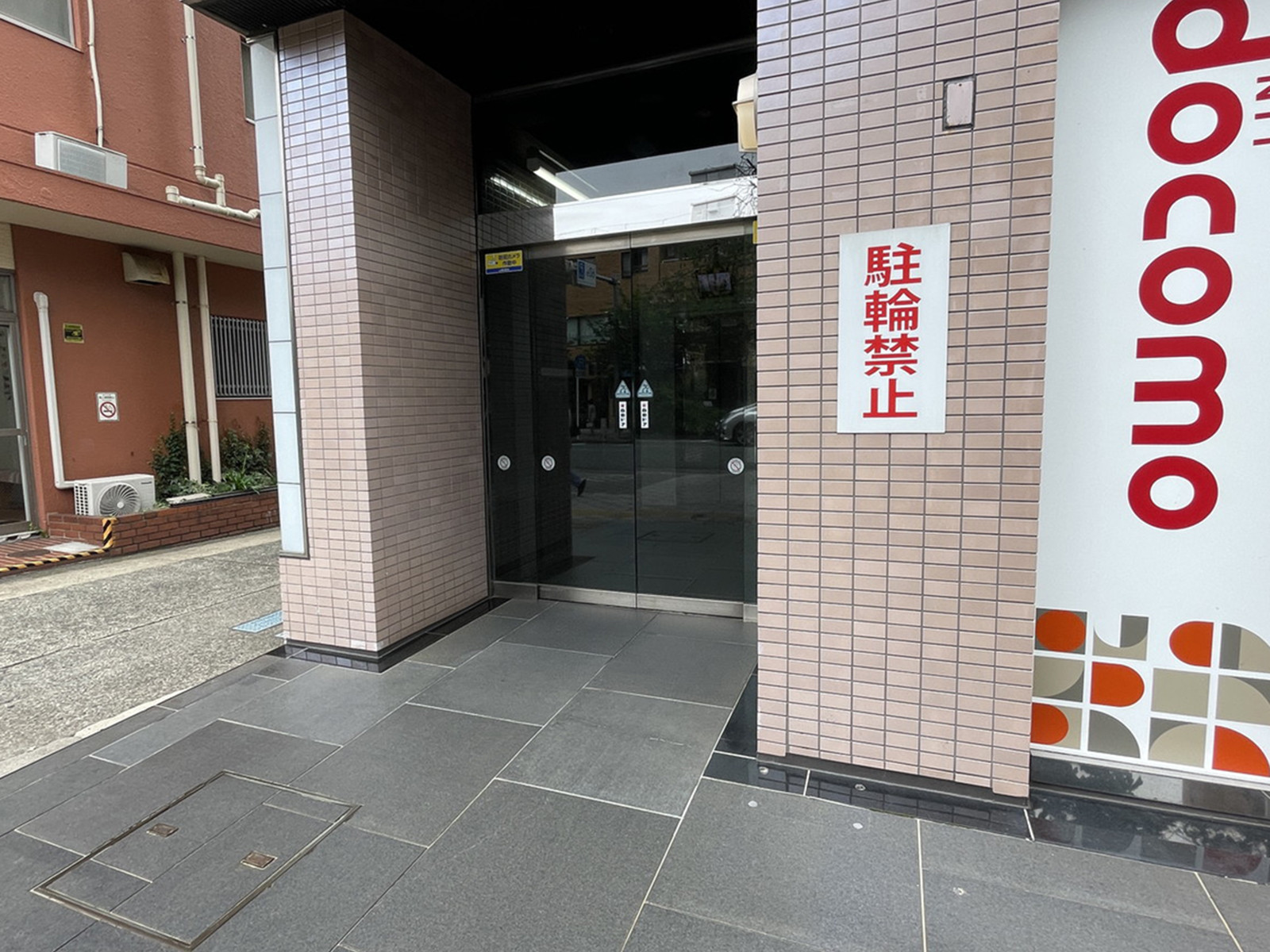 オフィスビル出入口