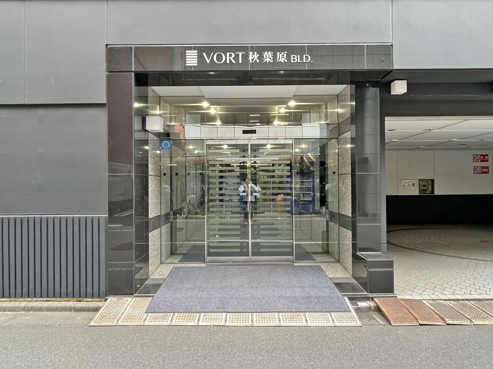 オフィスビル出入口