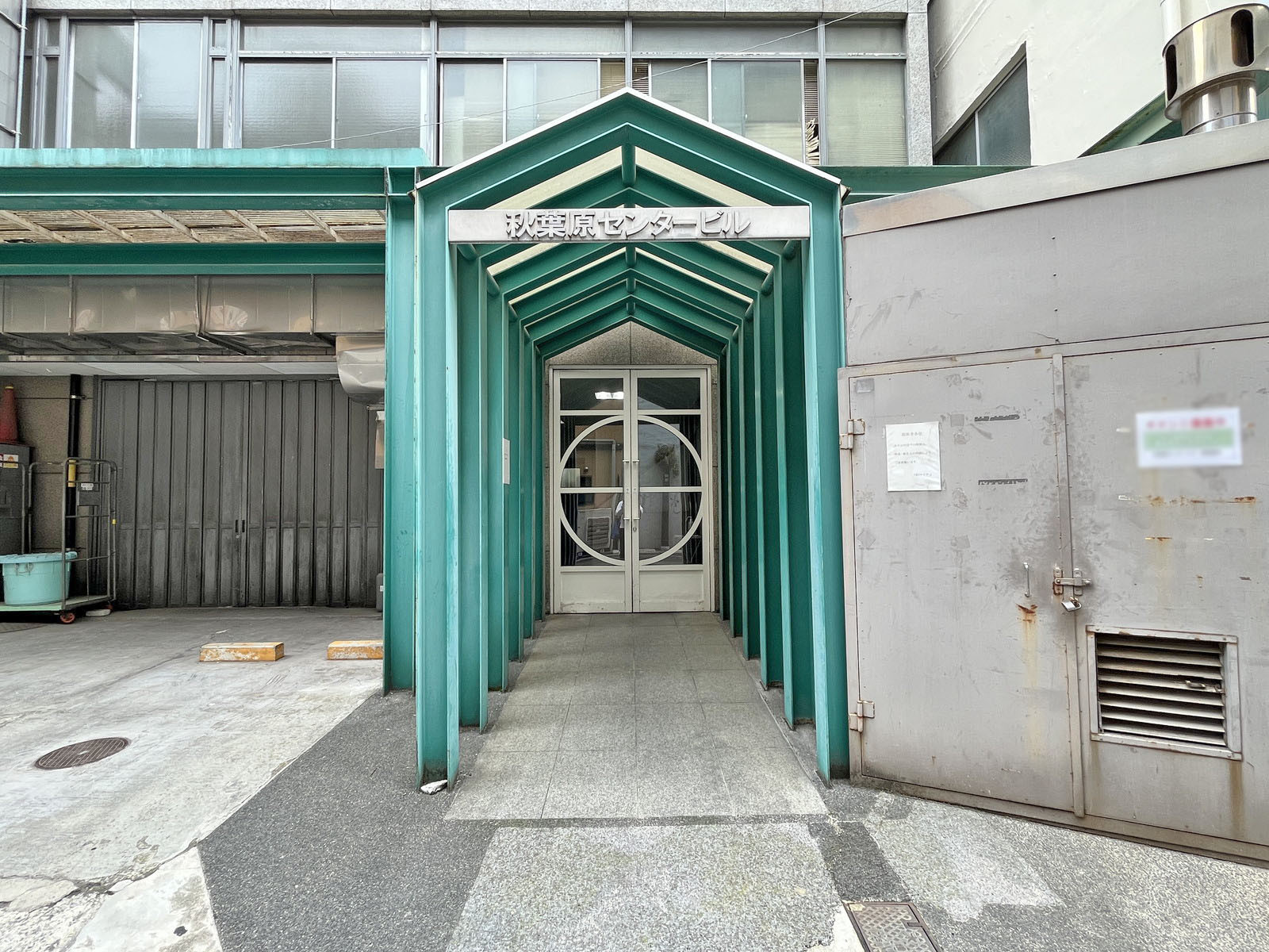 オフィスビル出入口