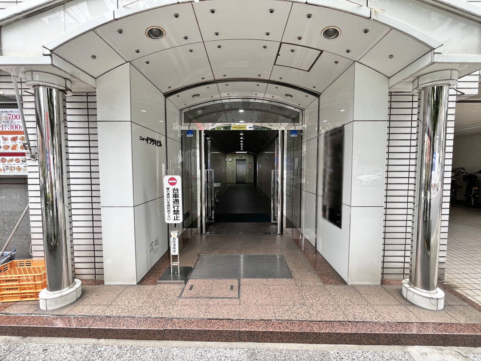 オフィスビル出入口