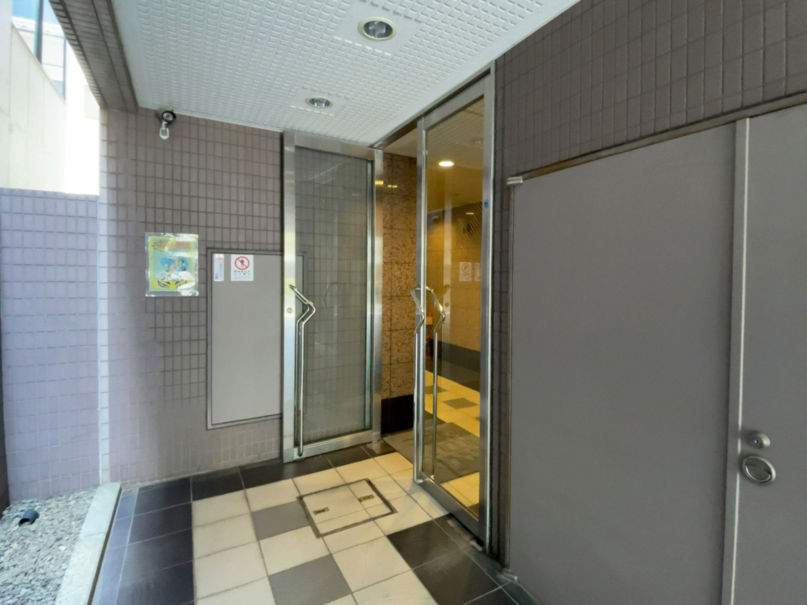 オフィスビル出入口