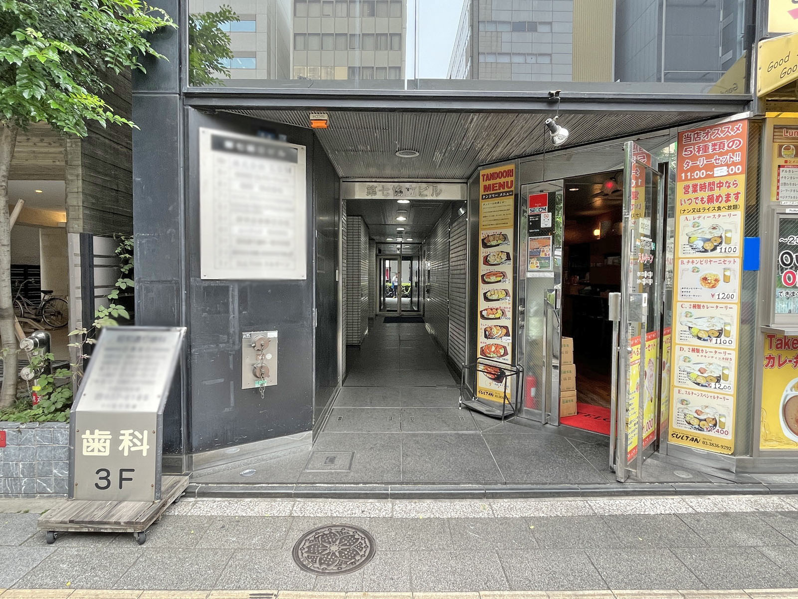 オフィスビル出入口