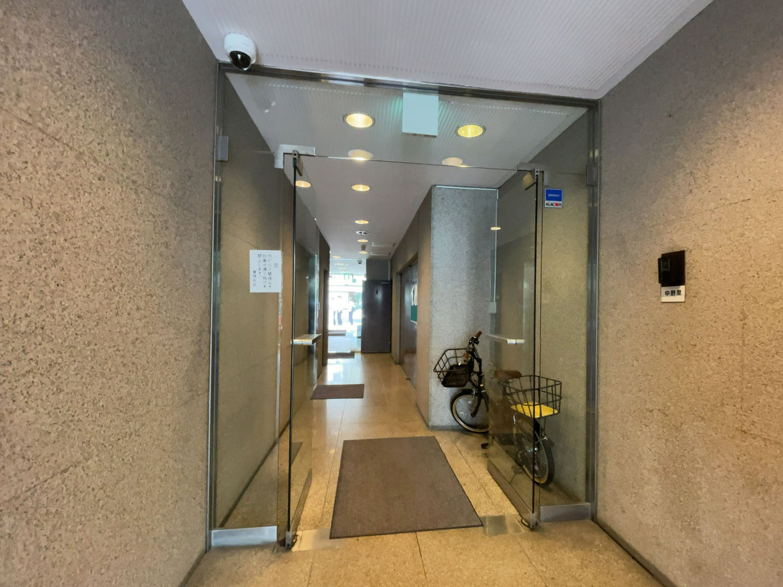 オフィスビル出入口