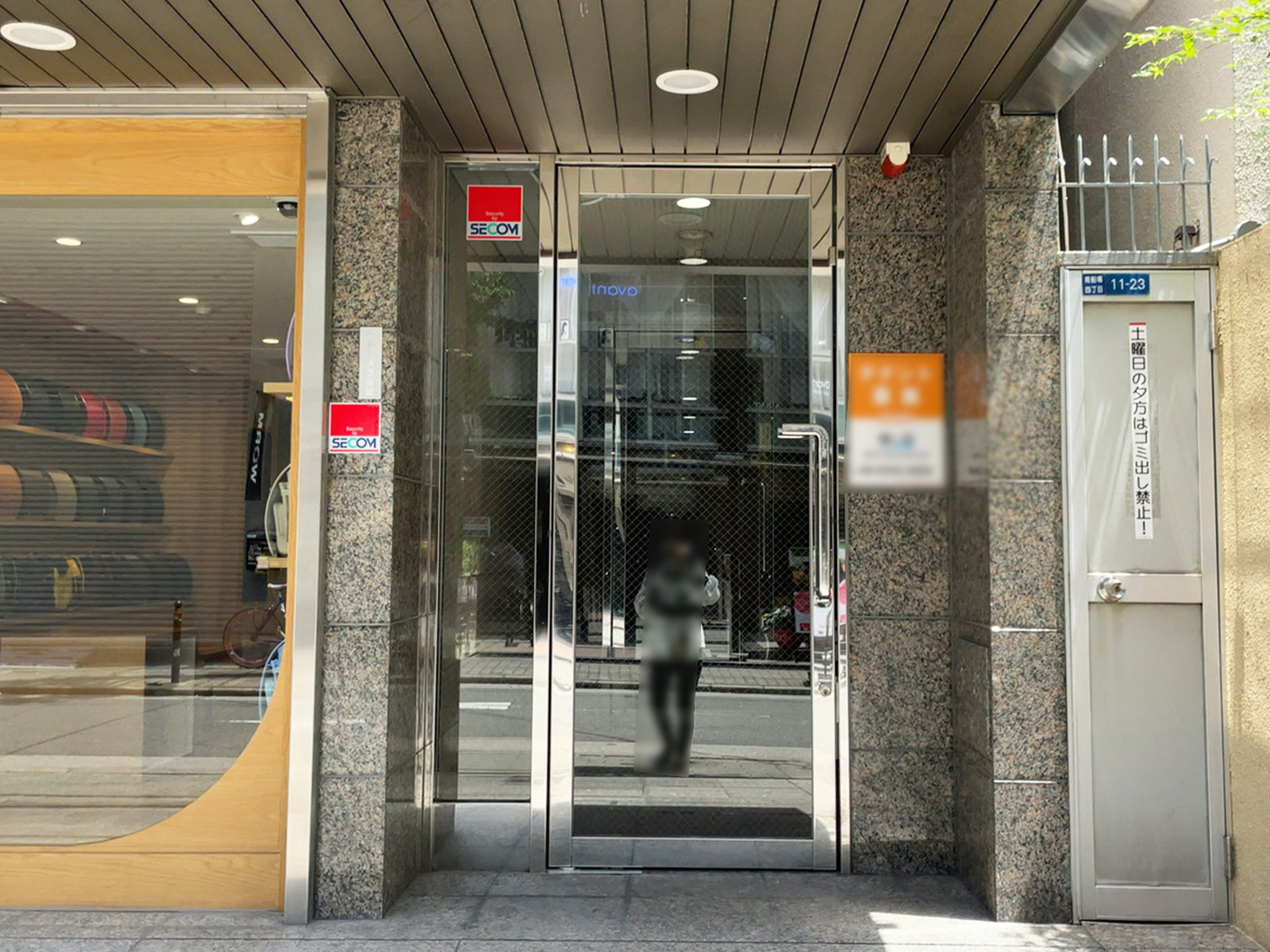 オフィスビル出入口
