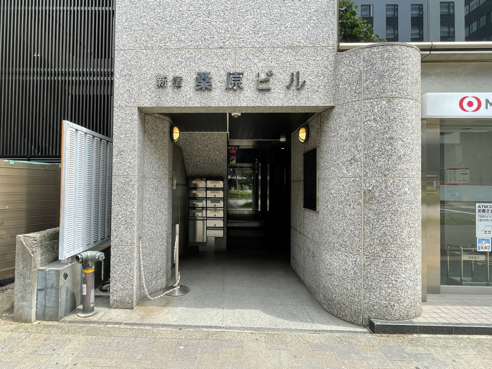 オフィスビル出入口