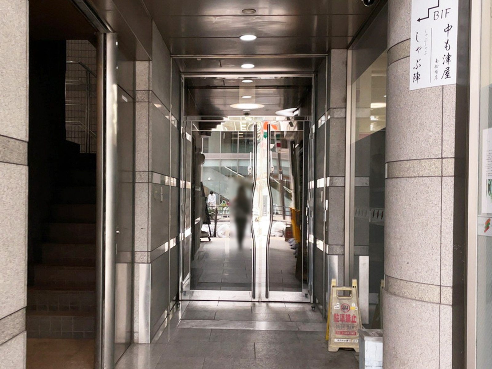 オフィスビル出入口