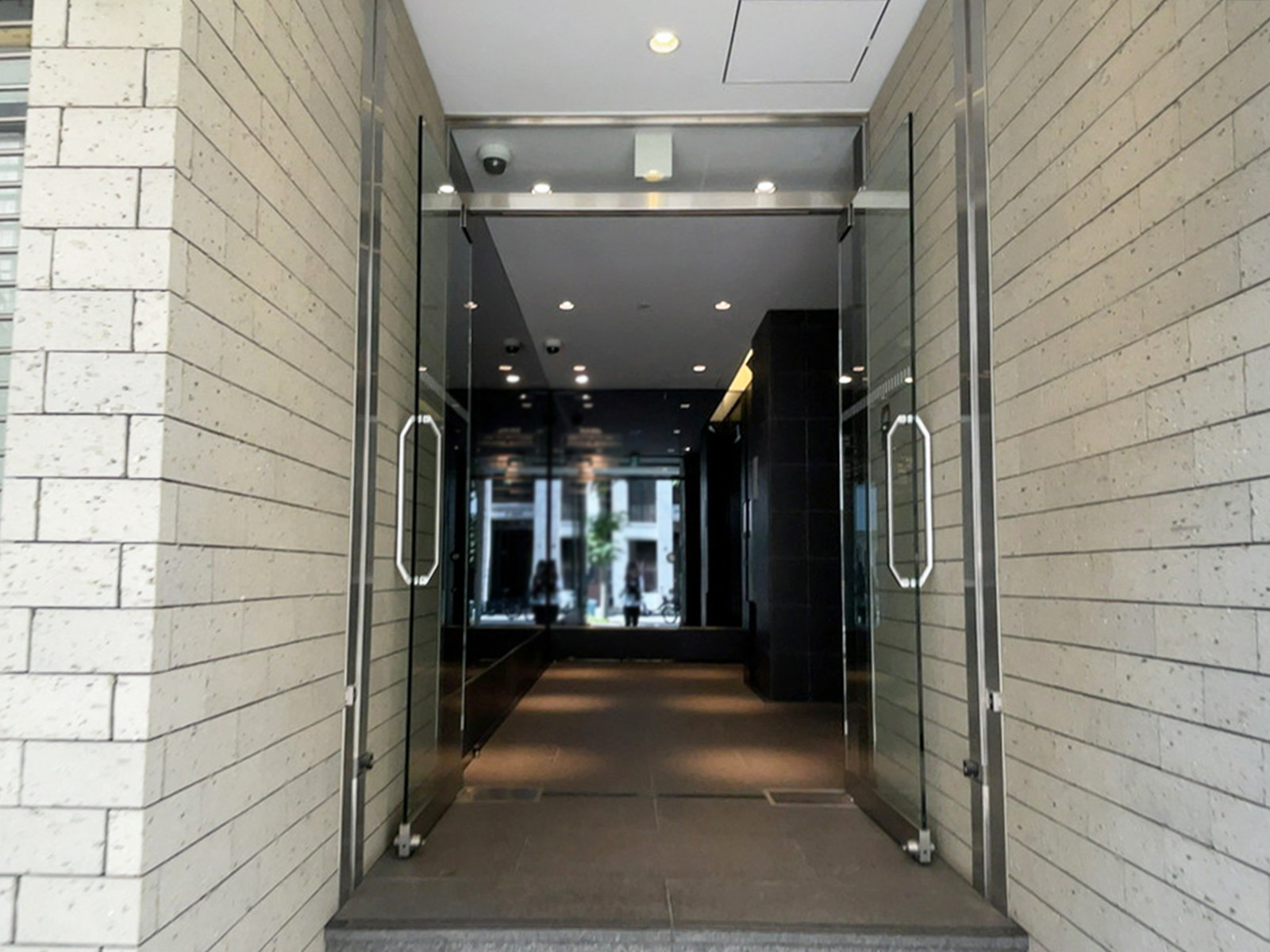 オフィスビル出入口