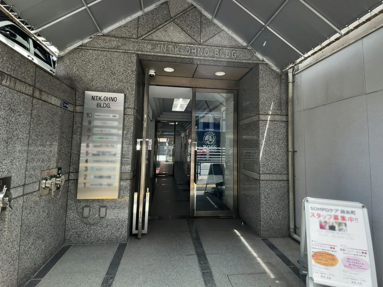 オフィスビル出入口
