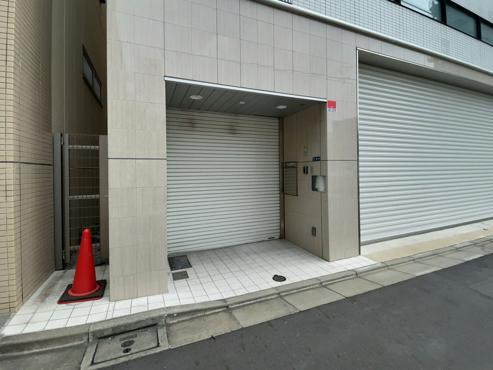 オフィスビル出入口