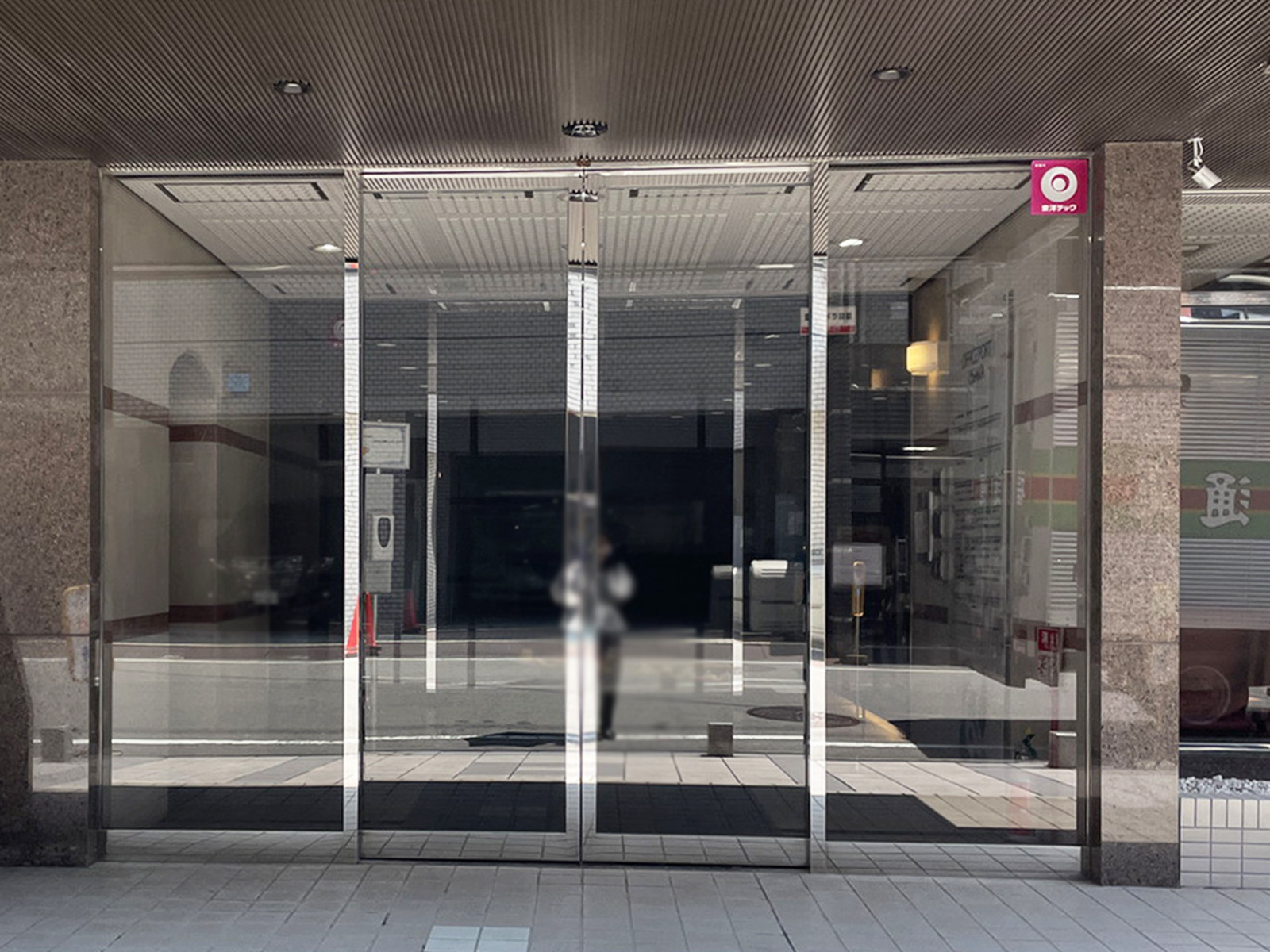オフィスビル出入口