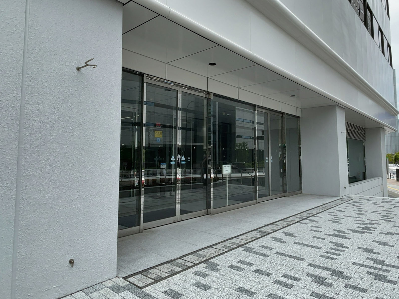 オフィスビル出入口