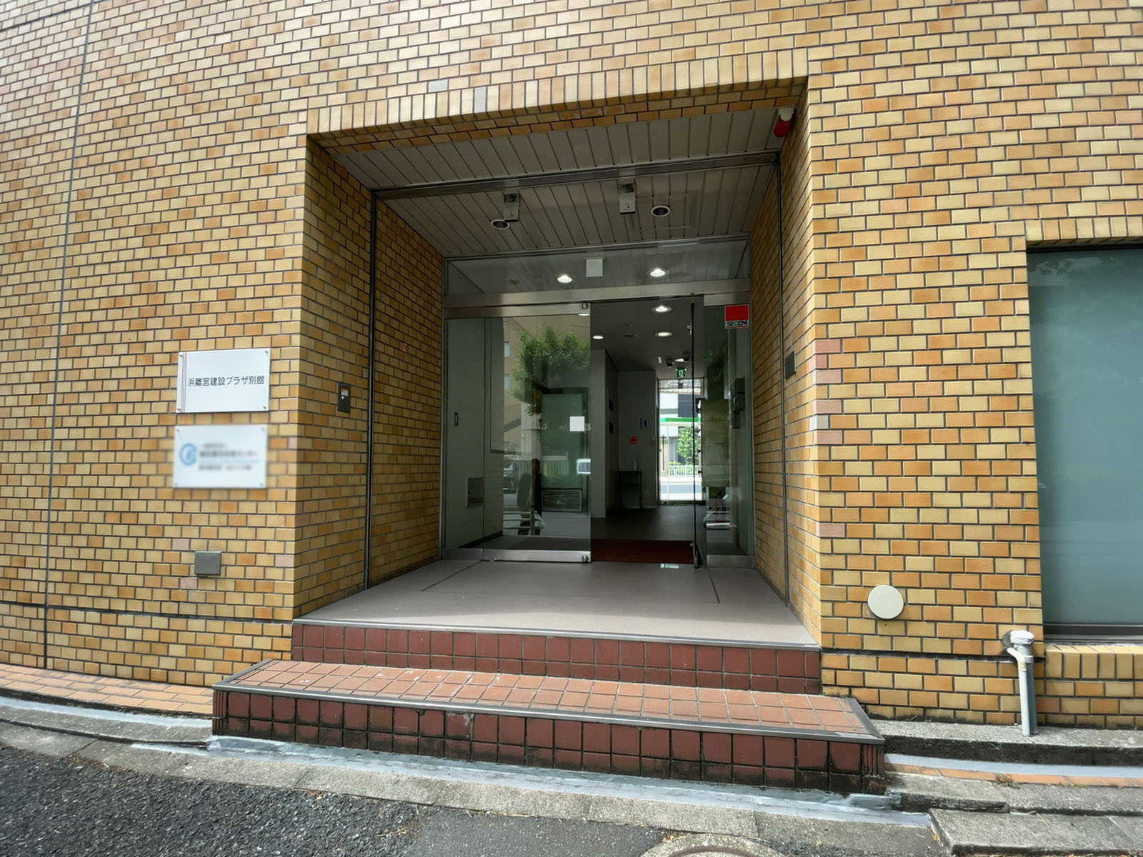 オフィスビル出入口