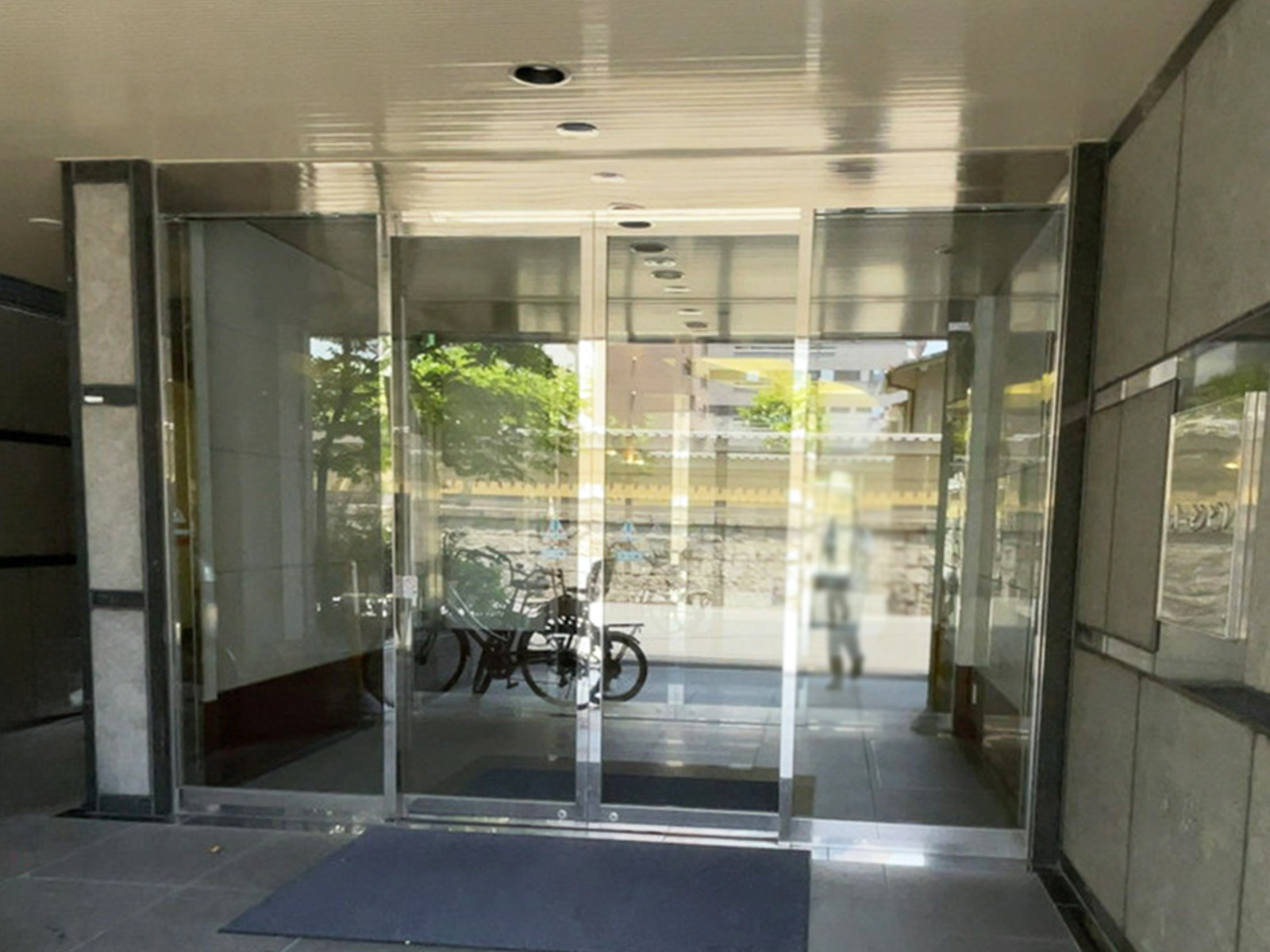 オフィスビル出入口