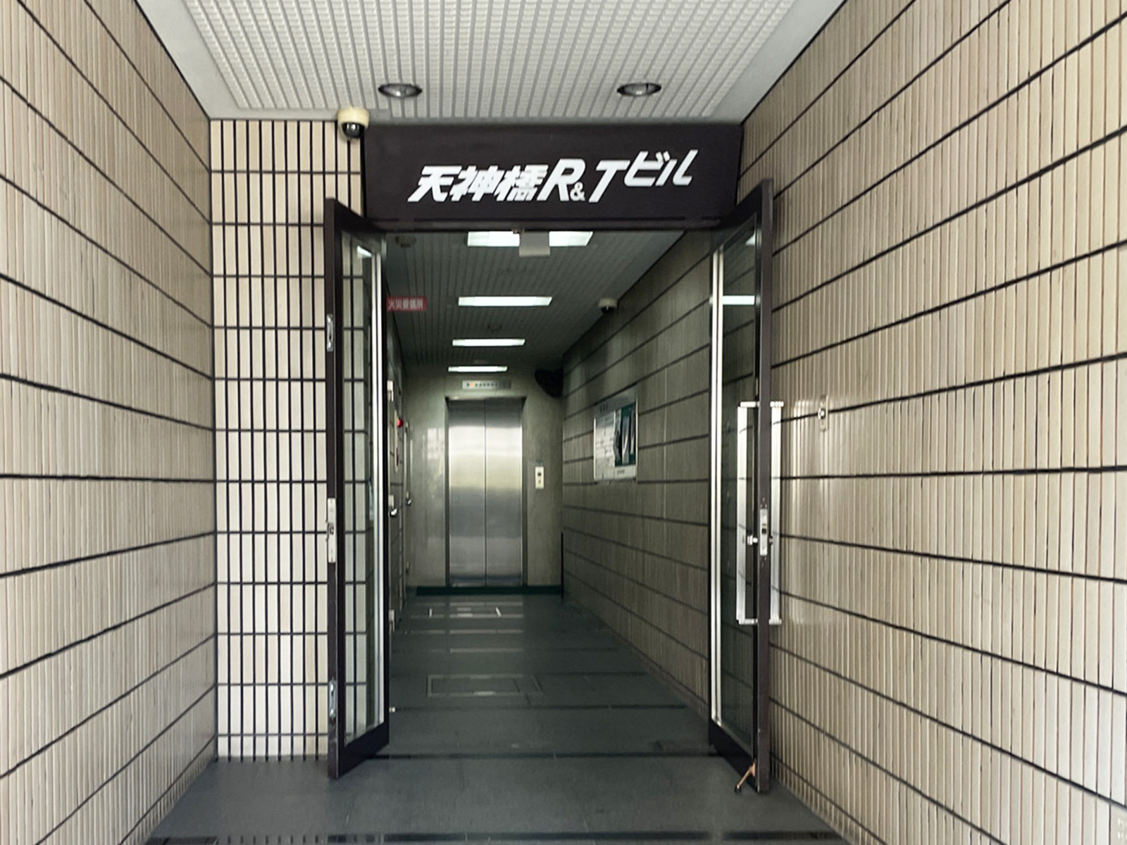 オフィスビル出入口