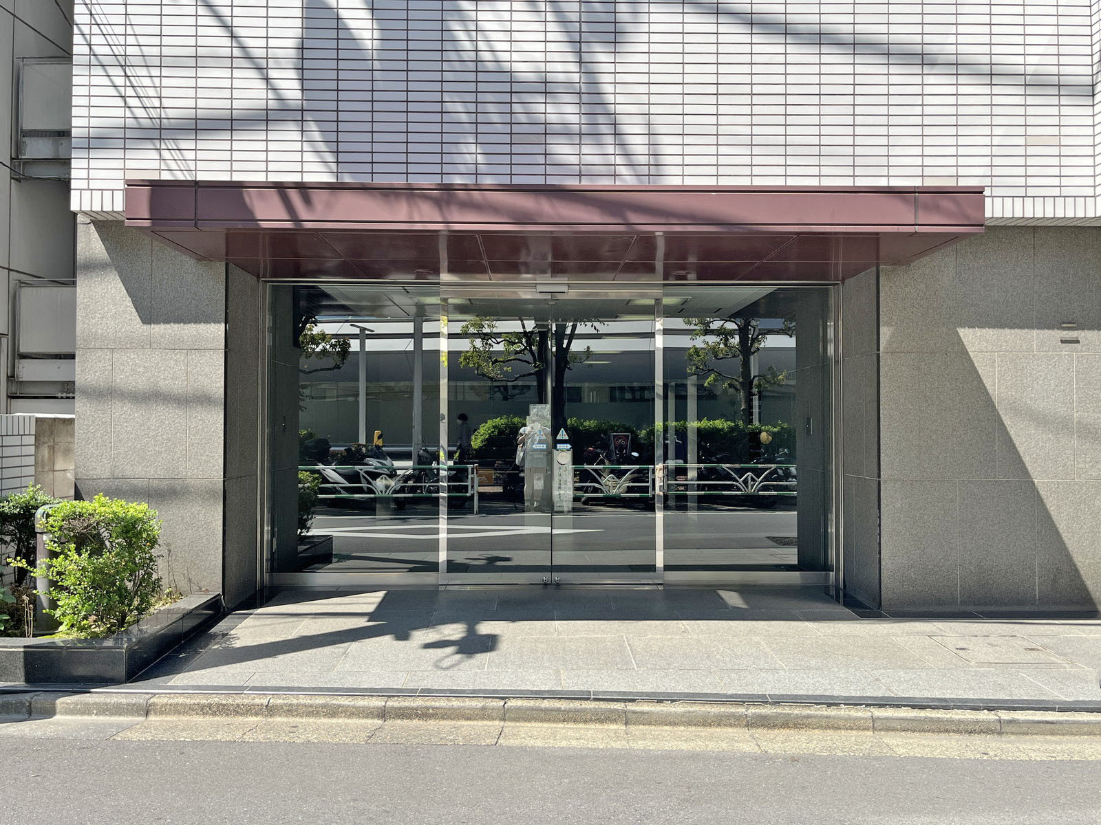 オフィスビル出入口