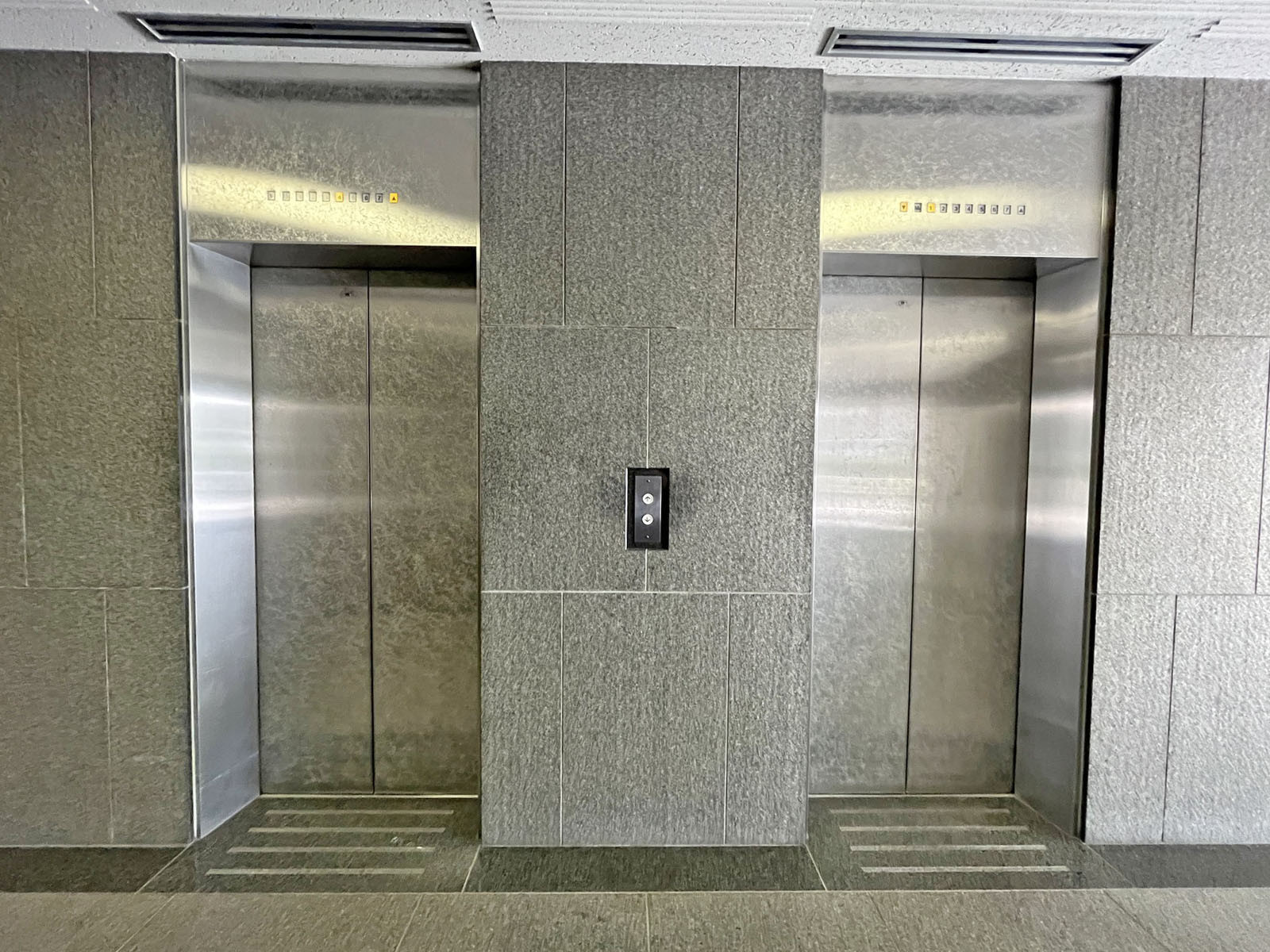 エレベーター(2基)