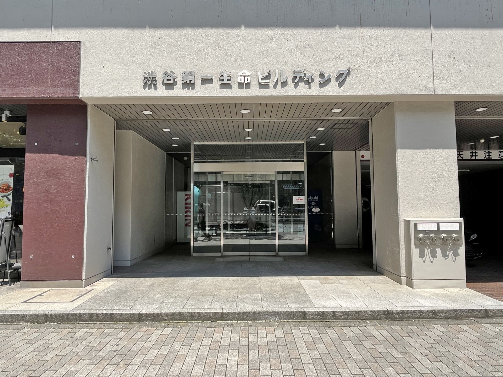 オフィスビル出入口