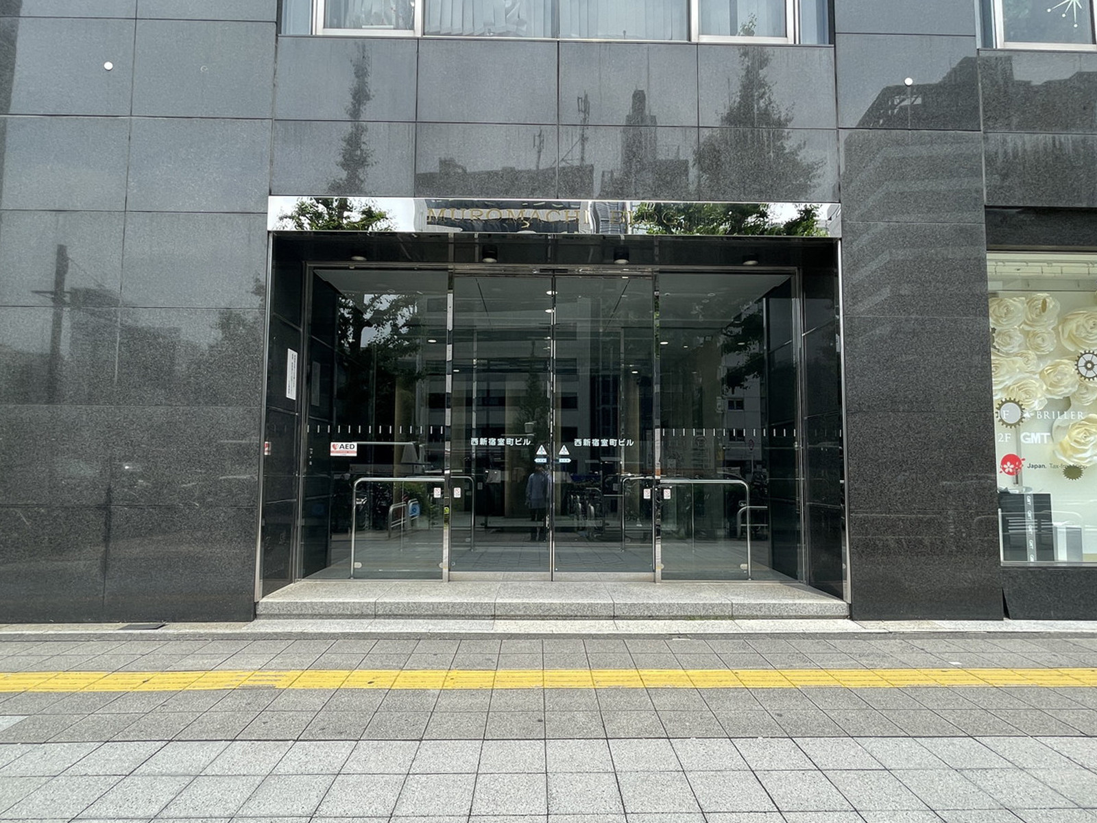 オフィスビル出入口