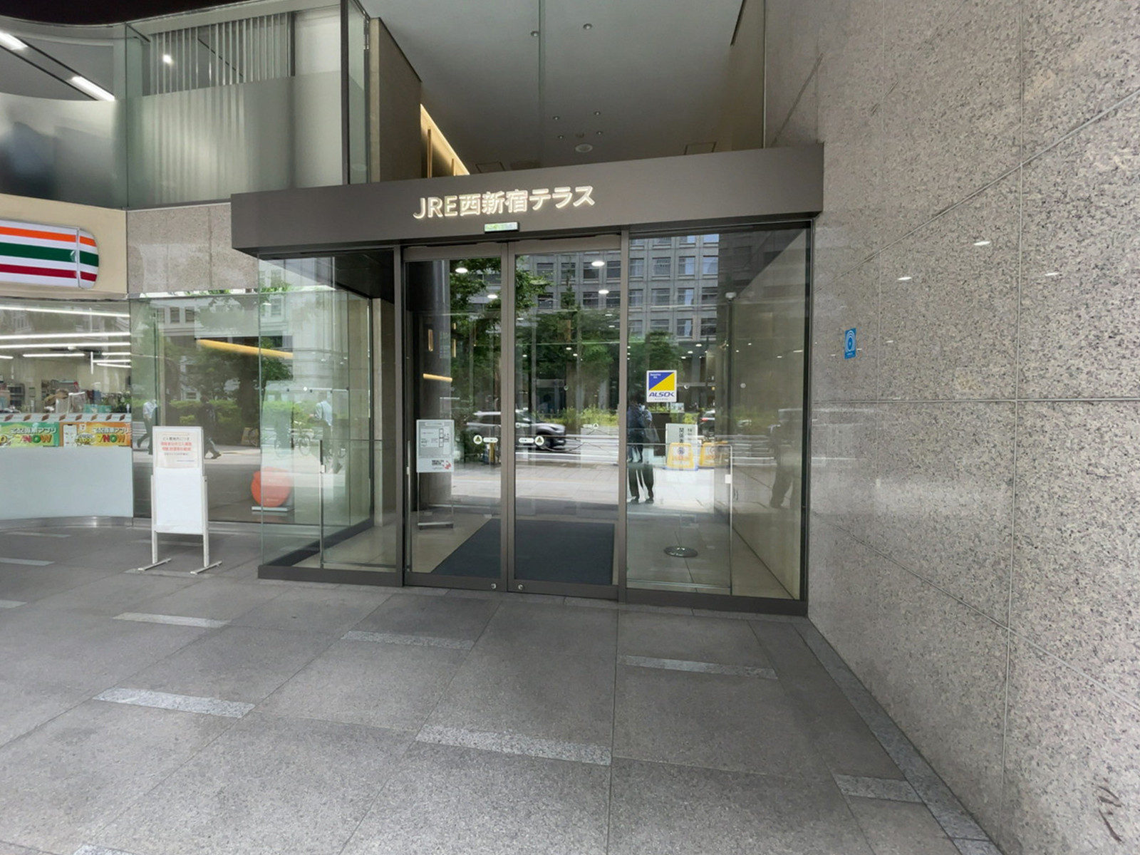 オフィスビル出入口