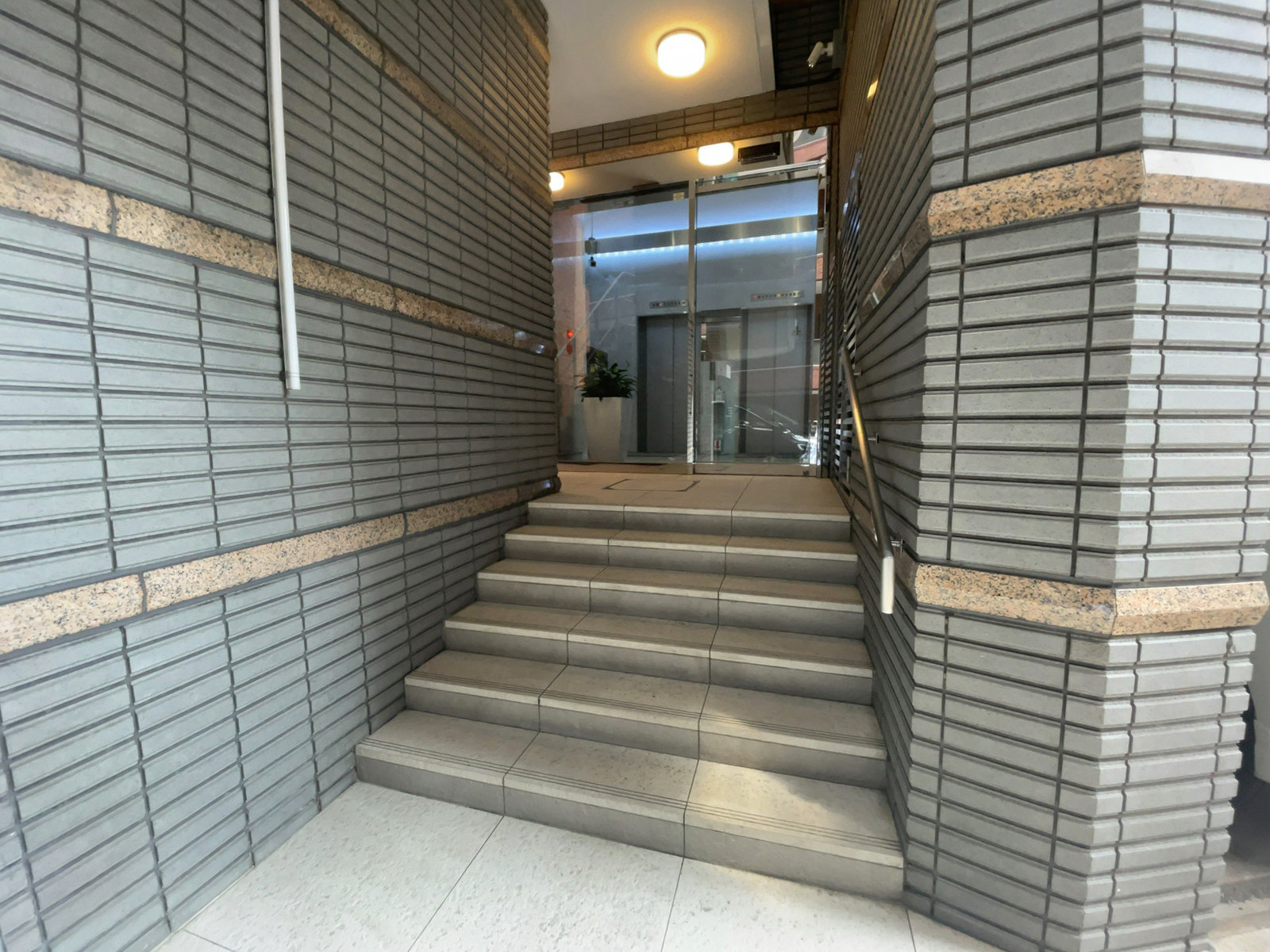 オフィスビル出入口