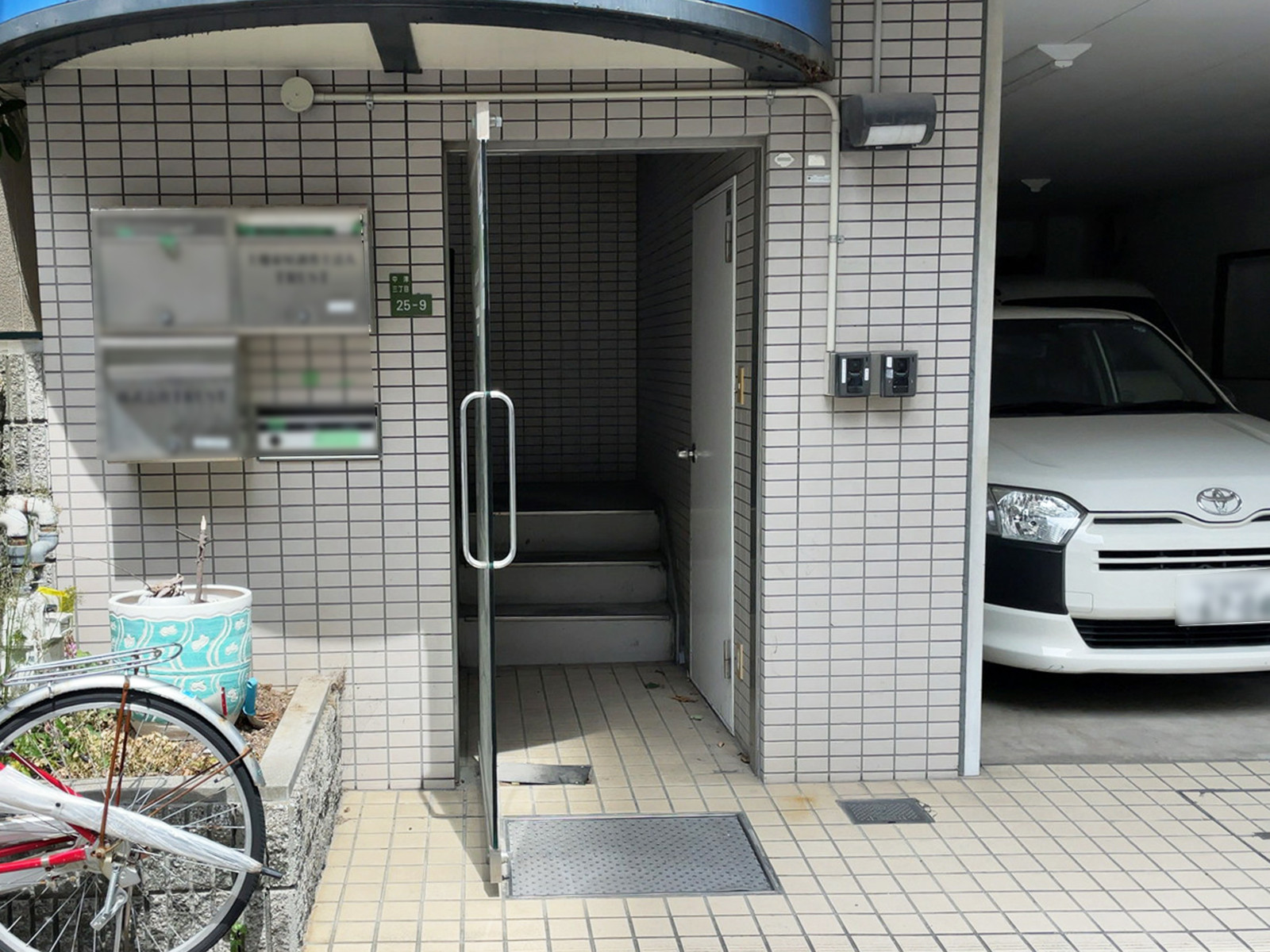 オフィスビル出入口