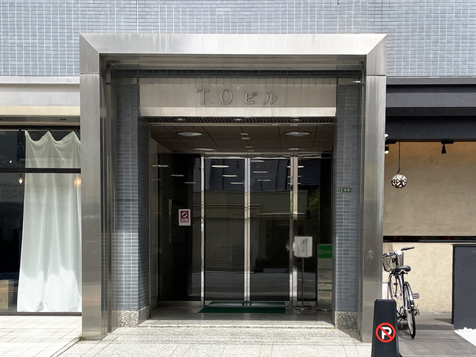オフィスビル出入口