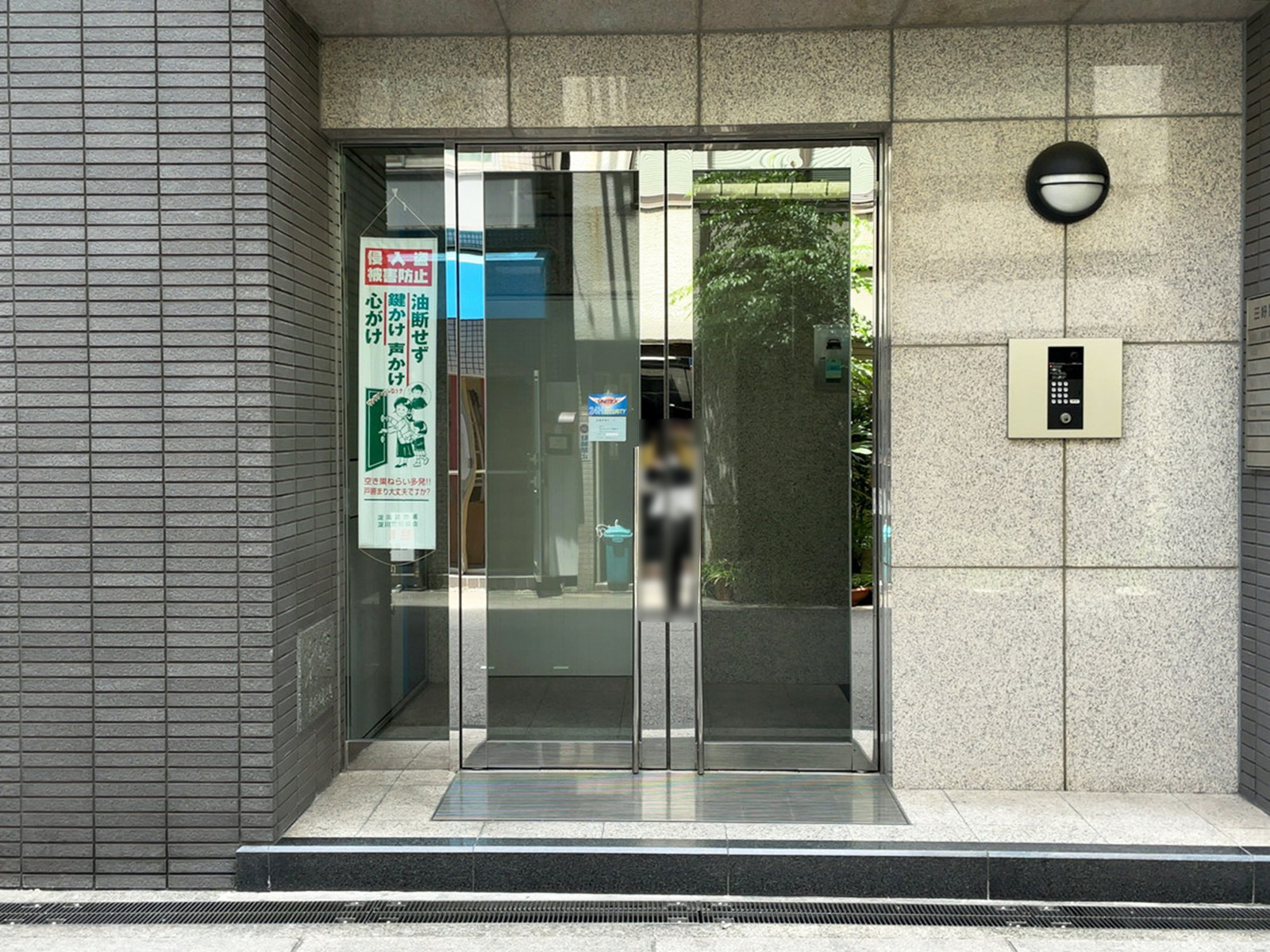 オフィスビル出入口