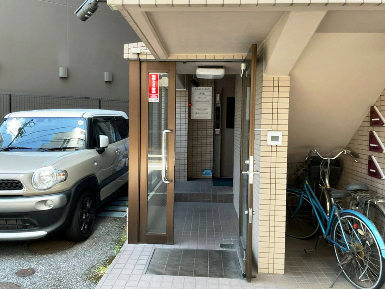 オフィスビル出入口
