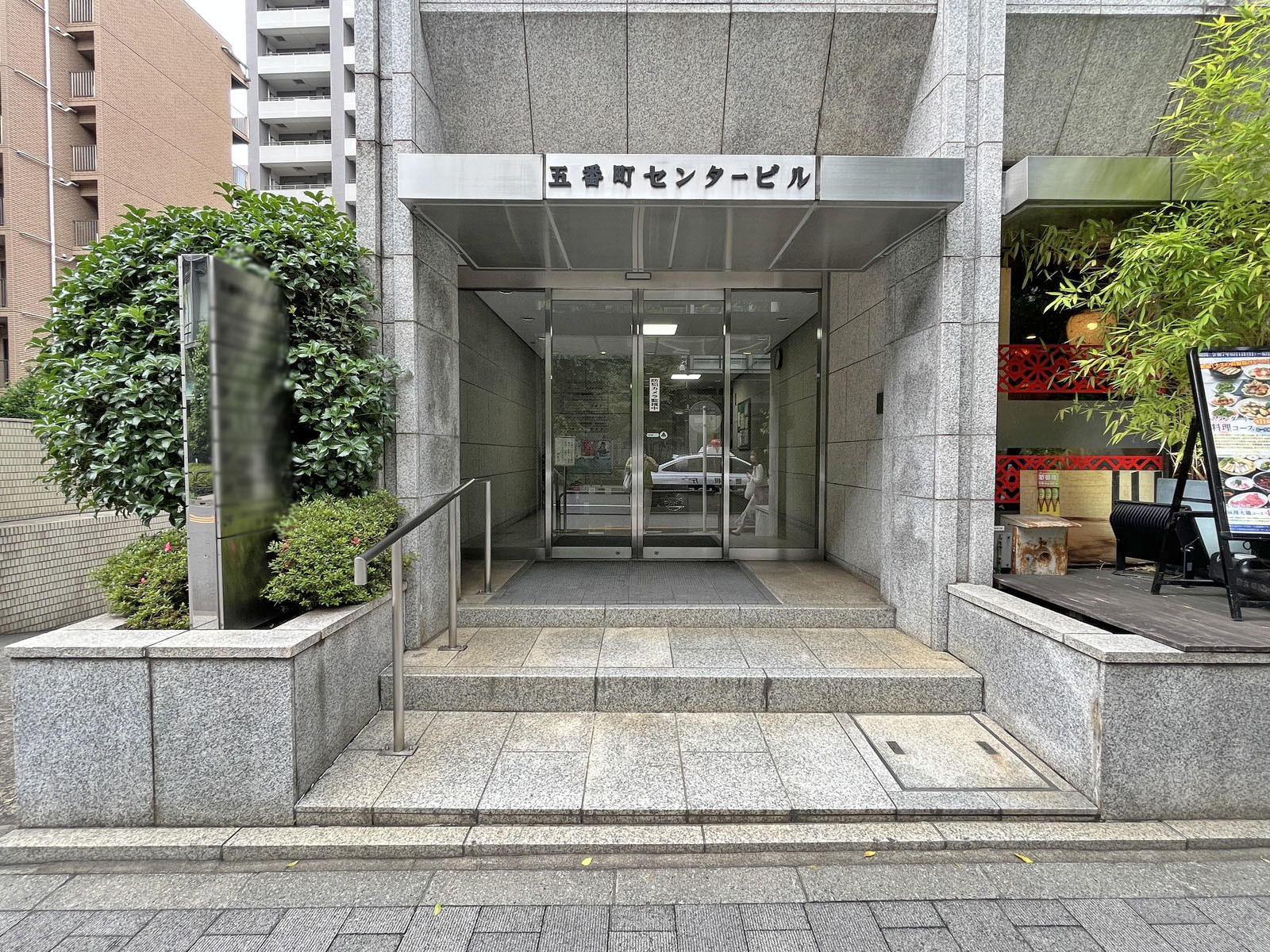 オフィスビル出入口