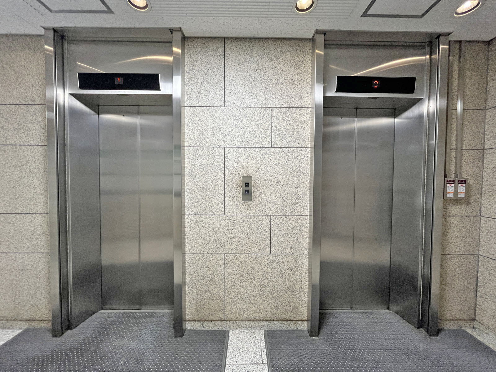 エレベーター(2基)