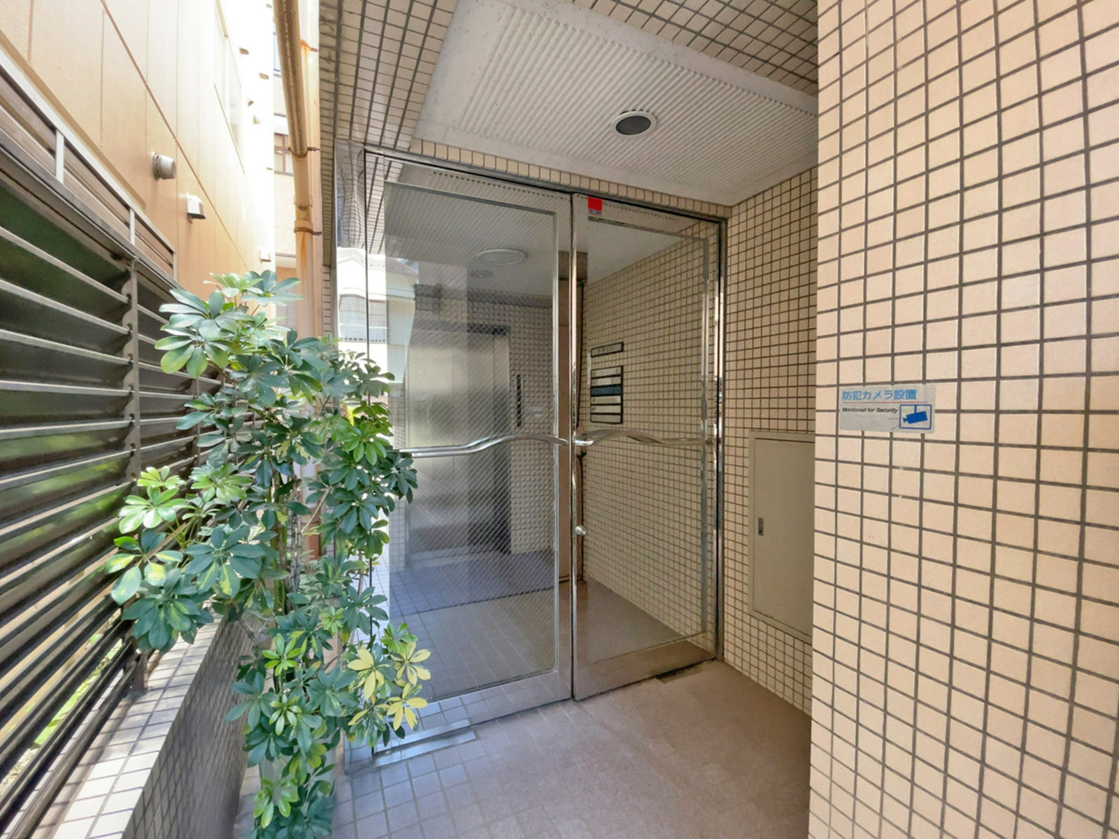 オフィスビル出入口