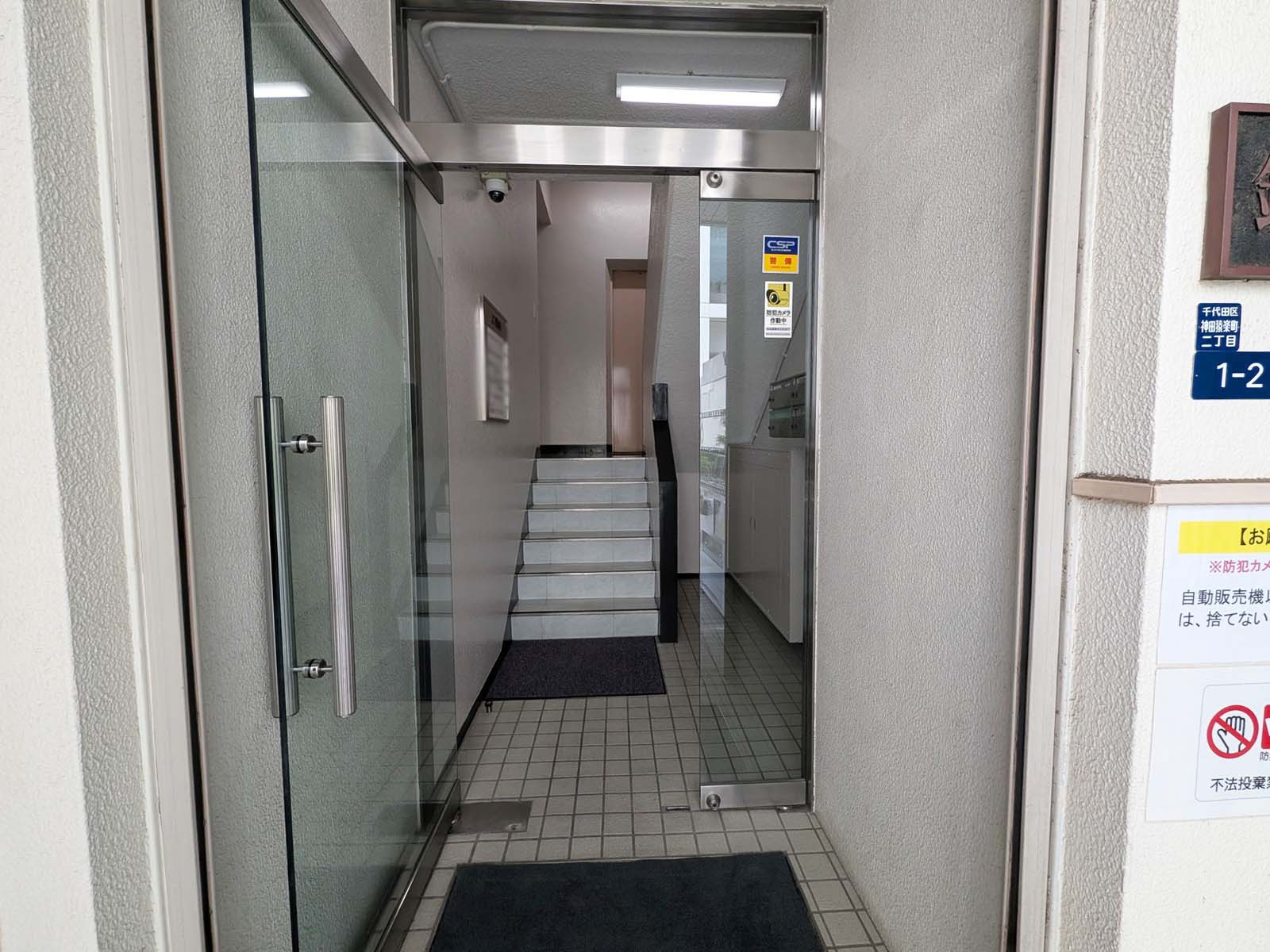 オフィスビル出入口