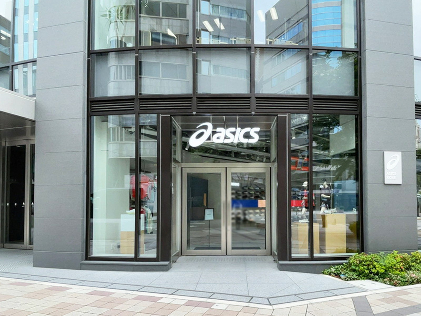 1階のASICS KOBE