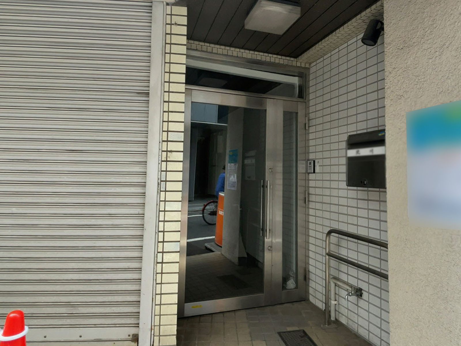 オフィスビル出入口