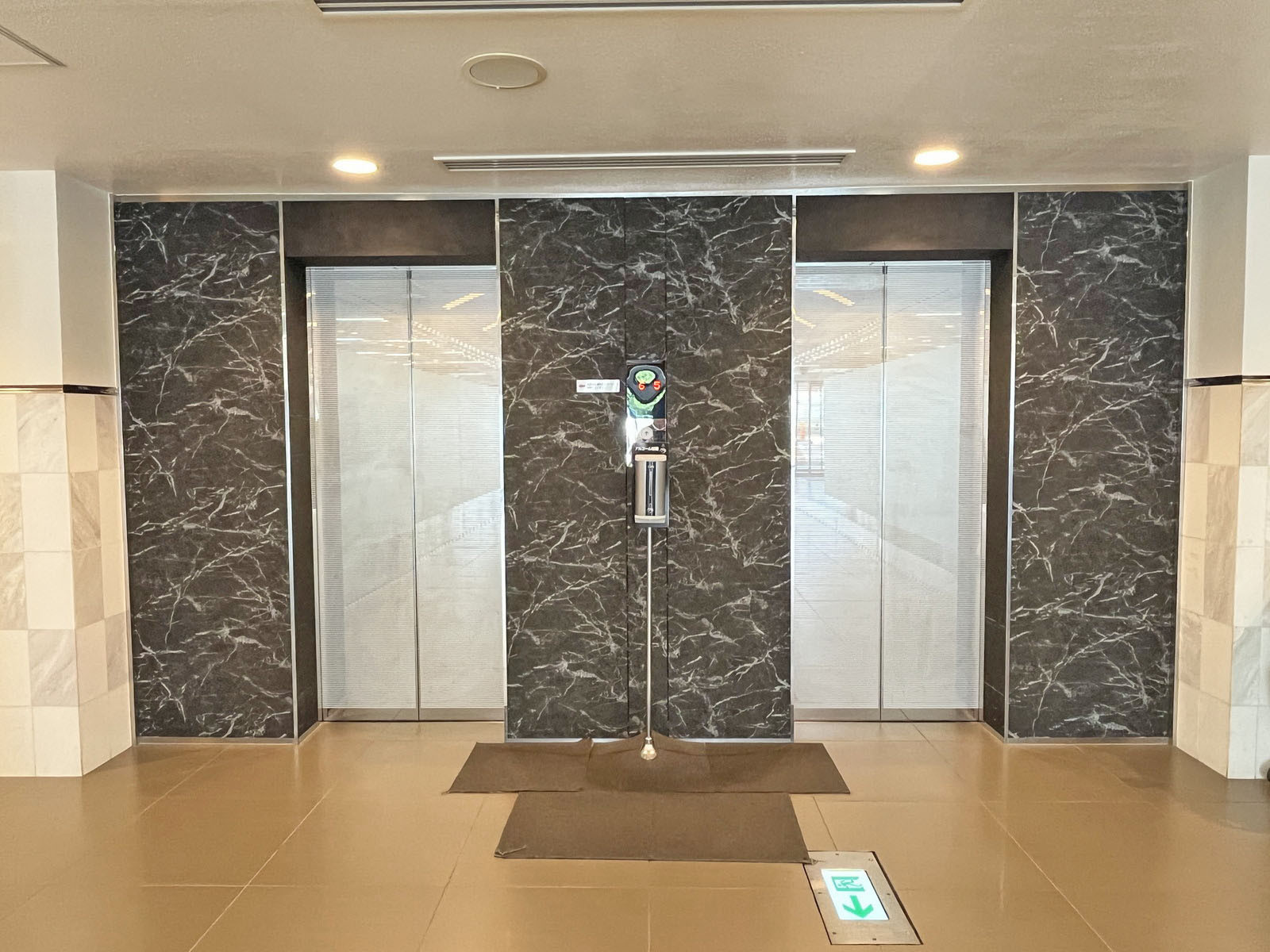 エレベーター(2基)