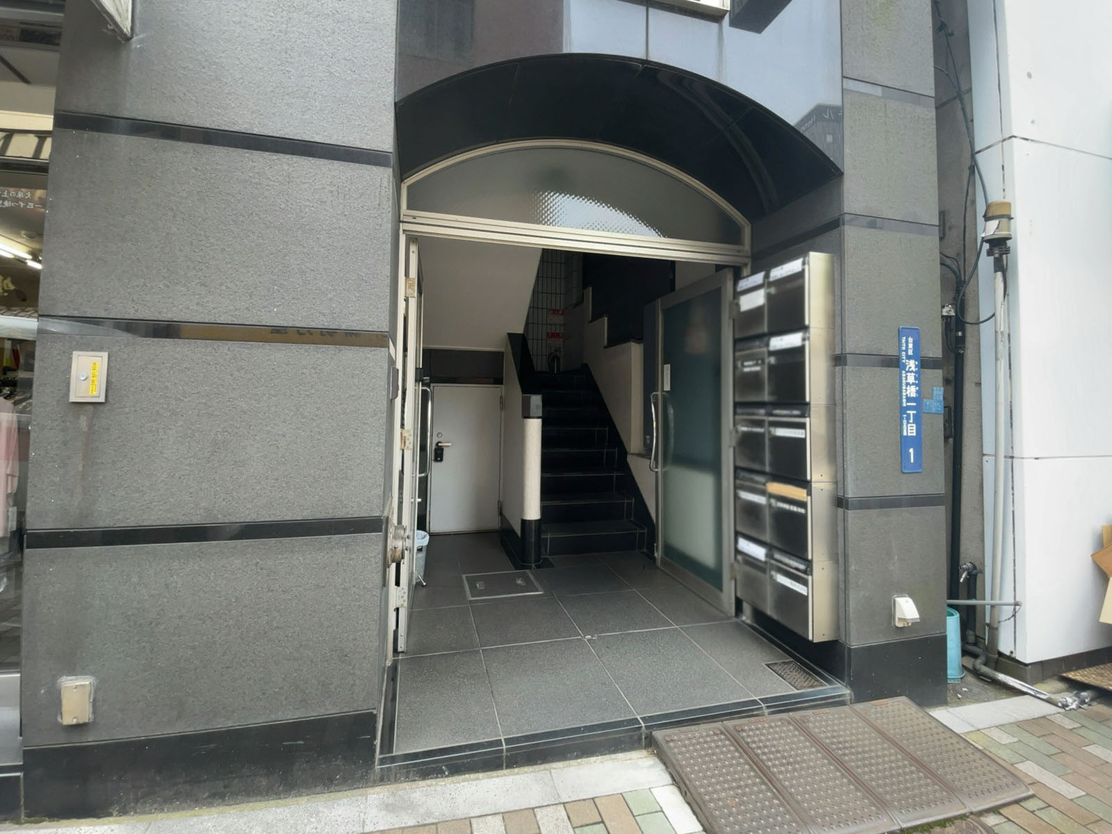 オフィスビル出入口