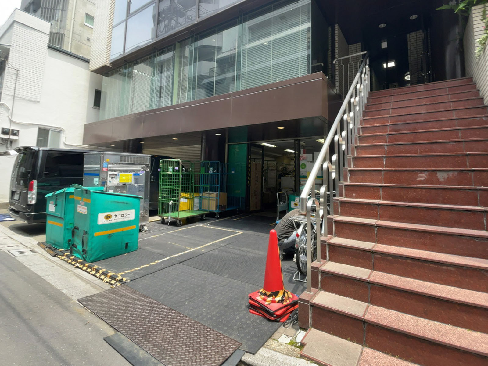 1階のヤマト運輸 台東柳橋2丁目センター