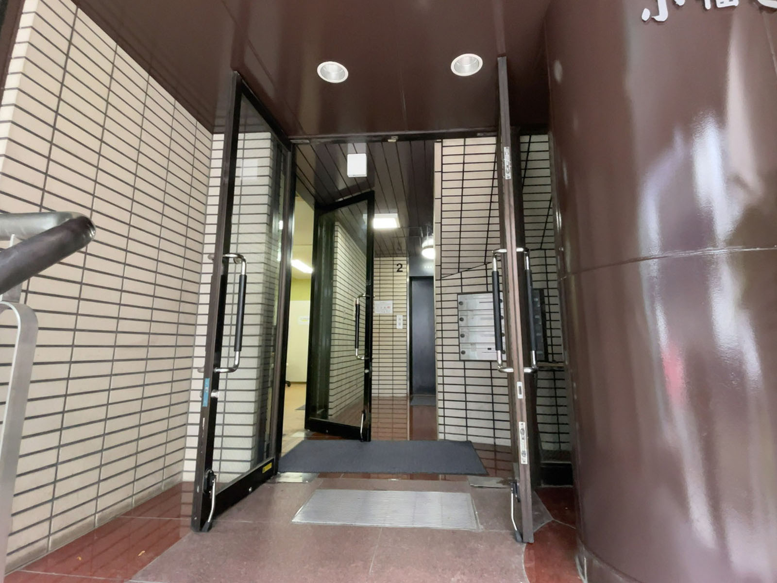 オフィスビル出入口