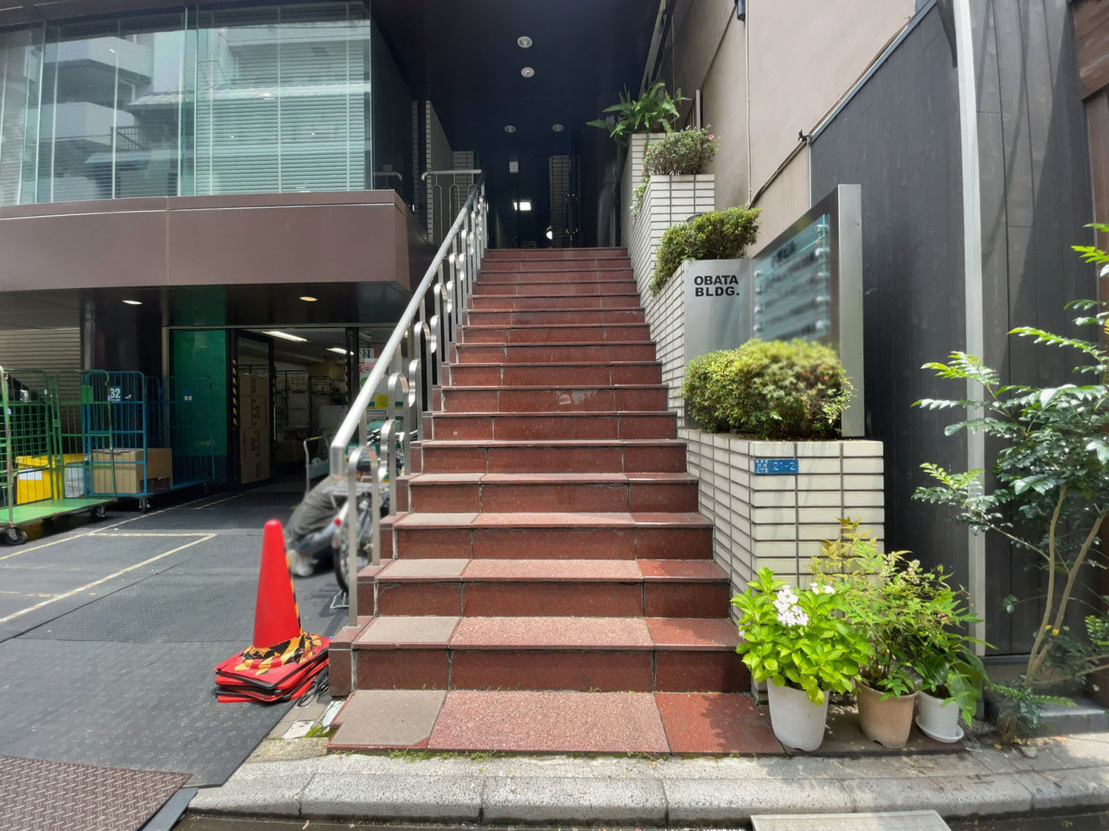 出入り口前の階段