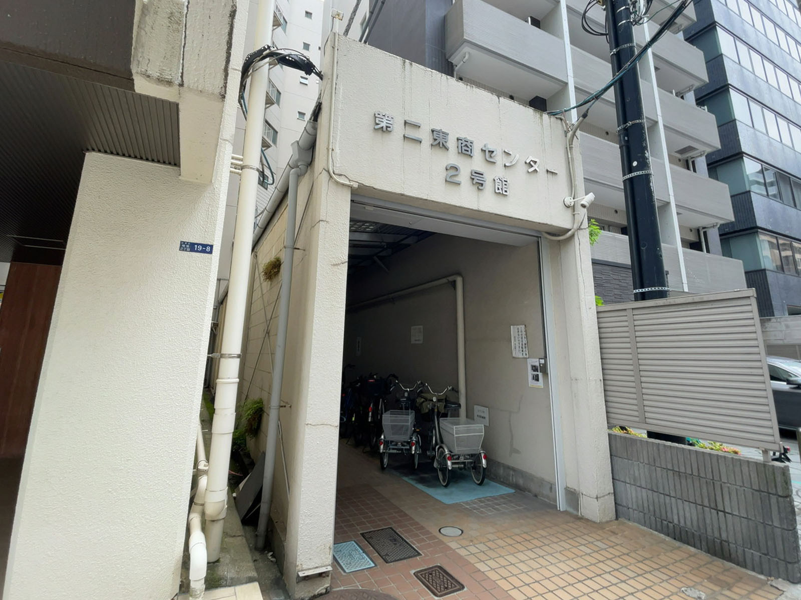 オフィスビル出入口
